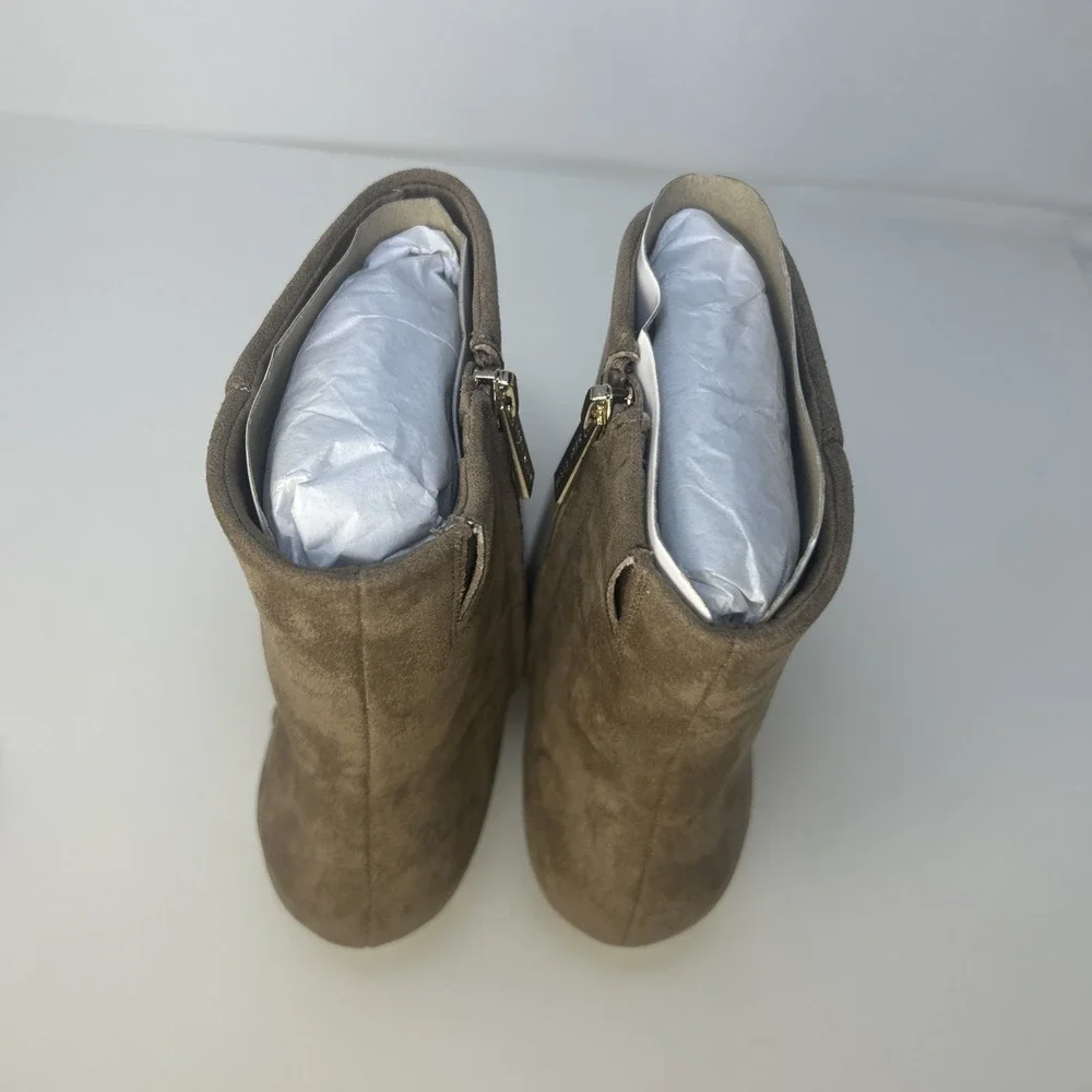 Anne Klein Pablo Women's Bootie Size 9.5 M Taupe Suede Snip‎ Toe Flare Heel NIB